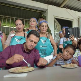 Peña Nieto visita comedor comunitario en Michoacán