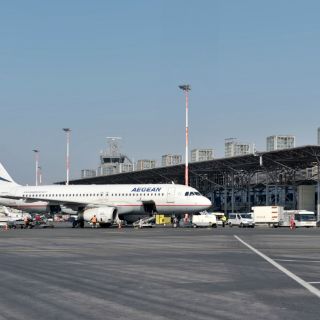 Grecia vende a firma alemana derechos en 14 aeropuertos