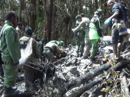Los equipos de rescate recuperan las cajas negras del aparato de la aerolínea de Trigana Air que se estrelló en una zona montañosa. AFP /
