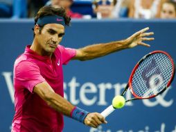 Roger Federer regresa una bola al español Roberto Bautista Agut, durante su debut en la segunda ronda. EFE / T. Maury