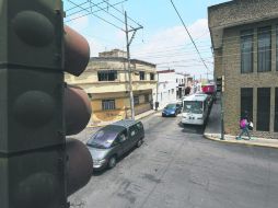 Incongruencia. En algunas esquinas hay topes, pero también semáforos. El ejemplo es el cruce de Arista y Pino Suárez. EL INFORMADOR / A. García