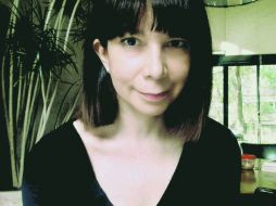 En su nueva novela, Flor Aguilera se atrevió a retratarse un poco. ESPECIAL / Flor Aguilera