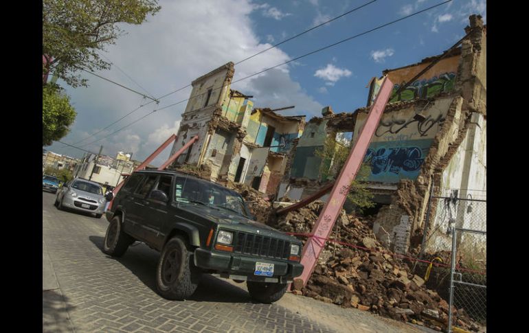 La casa Baeza Alzaga sufrió un derrumbe parcial, bloqueando la calle Independencia, en el primer cuadro de Guadalajara. EL INFORMADOR / F. Atilano