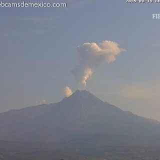 Volcán El Colima lanza fumarola de más de dos kilómetros
