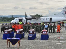 Las operaciones de evacuación de las víctimas, encontradas el martes, comenzaron con atraso debido al mal tiempo. AFP / I. Thamrin