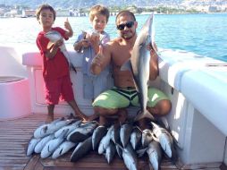 Joaquín Badillo hizo públicas algunas fotos sus redes sociales presumiendo la pesca de tiburón, la cual es ilegal. FACEBOOK / Joaquín Badillo