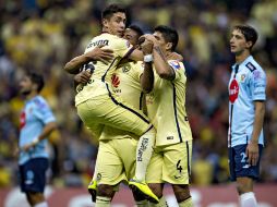 Michael Arroyo es felicitado por sus compañeros tras conseguir el gol del triunfo. MEXSPORT / O. Aguilar