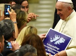 Francisco tomó el cartel durante la audiencia pública del miércoles en el Vaticano. AFP / A. Pizzoli