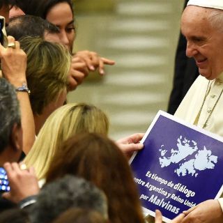 Foto del Papa con cartel sobre Malvinas impacta en Argentina
