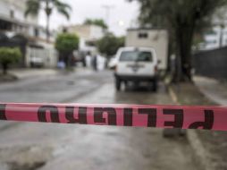 Los cuerpos quedaron tirados en la calle después de una balacera en el cruce de las calles Oaxaca y Chihuahua. EL INFORMADOR / ARCHIVO