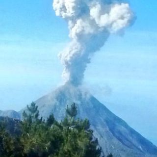Volcán El Colima lanza columna de ceniza de más de tres kilómetros
