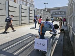 Unos 25 mil peatones (y 50 mil conductores) cruzan a diario San Ysidro por trabajo, compras u ocio. AP / L. Ignelzi