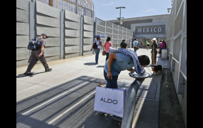 Unos 25 mil peatones (y 50 mil conductores) cruzan a diario San Ysidro por trabajo, compras u ocio. AP / L. Ignelzi
