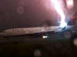 El incidente ocurre mientras los aviones se encontraban en la pista. YOUTUBE / LMAO