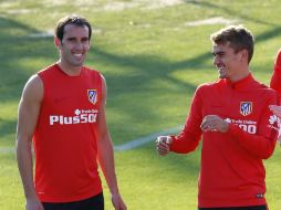 Diego Godín (i) y Antoine Griezmann(d), durante el penúltimo entrenamiento que el equipo realizó antes de comenzar la Liga española. EFE / S. Barrenchea