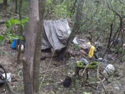 Cerca del segundo laboratorio, encuentran un campamento con cinto catres y 25 kilos de hidrato de sodio. TWITTER / @SEMAR_mx