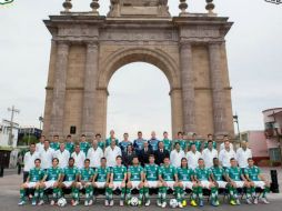 La Fiera  se tomó una fotografía en el Arco de la Calzada de los Héroes para celebrar su aniversario. TWITTER / @clubleonfc