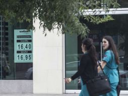 En su modalidad interbancaria, el dólar se cotizó ayer hasta en 17.10 pesos. EL INFORMADOR / R. Tamayo