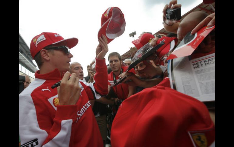 Kimi Raikkonen, tras firmar extensión de contrato con Ferrari para el 2016 es el hombre del momento en la Fórmula Uno. AP / L. Bruno