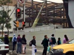 La estructura metálica cayó en este cruce, uno de los más transitados. TWITTER / @Iberomed