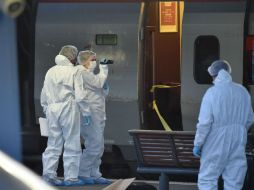 El tren es desviado para poder evacuar a los pasajeros. Agentes de la policía judicial revisa el vagón donde ocurrió el ataque. AFP / P. Huguen