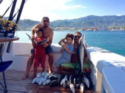 Explica que ni él ni su familia pescaron los tiburones con los que aparece en la foto, sino que los salvaron de una cimbra. FACEBOOK / J. Badillo