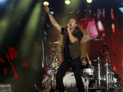 El solista del grupo mexicano Maná, Fher Olvera, durante el primer concierto de la gira europea 'Cama incendiada'. EFE / C. García