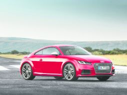La nueva generación del Audi TT y TTS aterriza a nuestro país con un diseño atlético en su carrocería. ESPECIAL / Audi