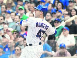 El venezolano Miguel Montero impulsó una carrera en el sexto episodio para definir la victoria de los Cachorros. AFP / D. Banks