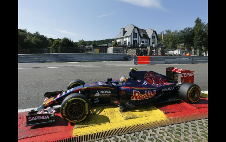 El piloto español Carlos Sainz (Toro Rosso) es décimo en la segunda ronda de clasificación del Gran Premio de Bélgica. EFE /