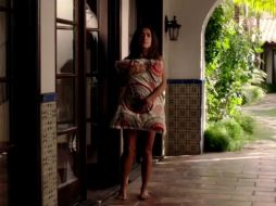 En la escena, Salma abandona apresurada una habitación y sólo consigue cubrirse con una almohada. YOUTUBE / LionsgateVOD