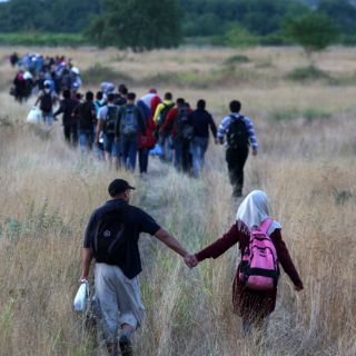 Tras bloqueo, más de mil 500 migrantes entran a Macedonia