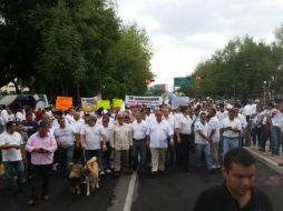 Participan en la movilización taxistas de diversos sitios de la metrópoli y sus familiares. TWITTER / @PoliVialJal