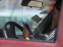 El uso de celular mientras se maneja es la primera causa de muerte entre jóvenes de 15 y 29 años de edad. EL INFORMADOR / ARCHIVO