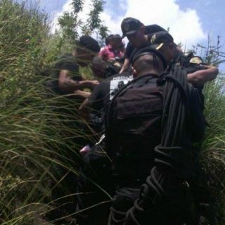Rescatan a seis personas de cerro en Iztapalapa