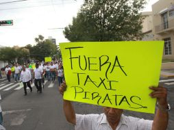 Cientos de taxistas salieron a las calles de Guadalajara a manifestarse en contra de Uber. EL INFORMADOR / F. Atilano