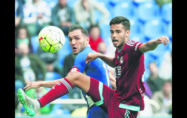 Partido completo. El central mexicano del equipo donostiarra, Diego Reyes (der.), debutó ayer en la Liga española.  /