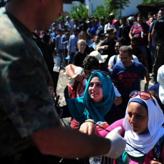 Más de seis mil refugiados cruzan en un día la frontera de Macedonia a Serbia