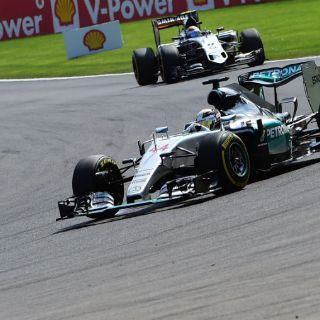 Hamilton gana en Bélgica; 'Checo' termina quinto