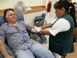 Los pacientes refieren que la náusea y vómito son dos de los efectos que les son más difíciles de sobrellevar. EL INFORMADOR / ARCHIVO