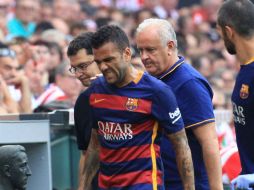 Alves tuvo que salir de cambio a los 15 minutos ante Athletic. EFE / L. Tejido