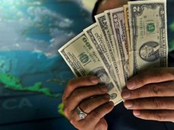 La moneda estadounidense ya ha rebasado los 17 pesos por unidad. AFP / ARCHIVO