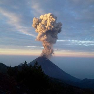 Volcán El Colima emite columna de ceniza de más de dos kilómetros