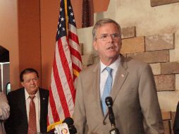 Bush realizó una visita a la frontera con México este lunes. AP / D. López