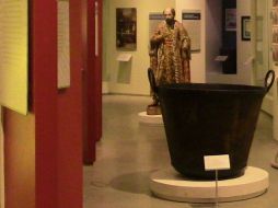 En la exhibición se incluye un cazo que se utilizaba para hacer el azúcar. NTX / ESPECIAL