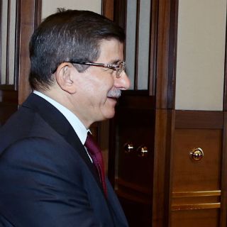 Primer ministro turco debe formar gobierno interino