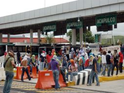 Los manifestantes, algunos de ellos embozados, dieron el paso libre a los automovilistas. NTX / ARCHIVO