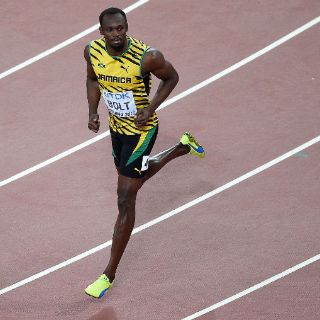 Bolt y Gatlin avanzan en los 200 metros