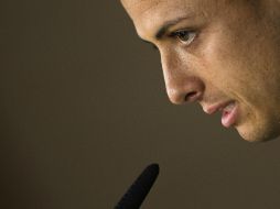 En caso de que el holandés decidiera colocar a Fellaini como ariete, significaría más competencia para el ‘Chicharito’. AP / ARCHIVO