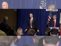 Trump hizo un gesto a sus guardias para que procedieran a sacar al periodista mexicano Jorge Ramos. ESPECIAL /